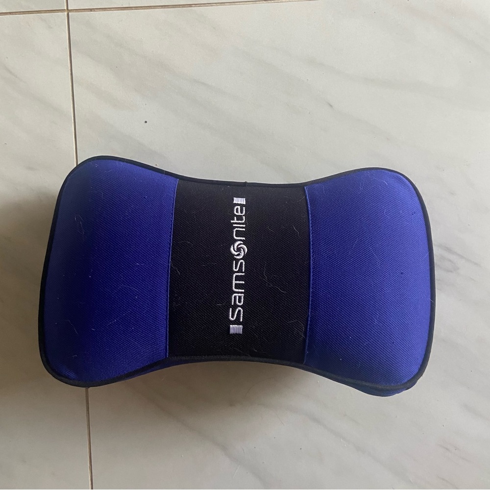 Blue and black Samsonite neck pillow #travelaccessories
